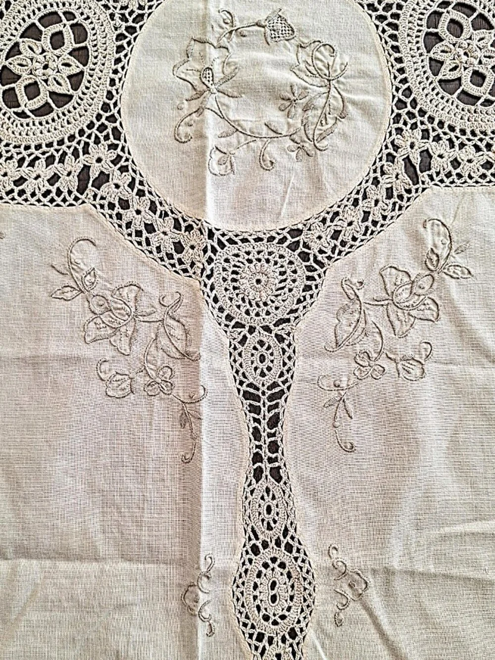 Vintage Oval Crocheted Maderia Style Lace Cutwork Tablecloth 62”x75”